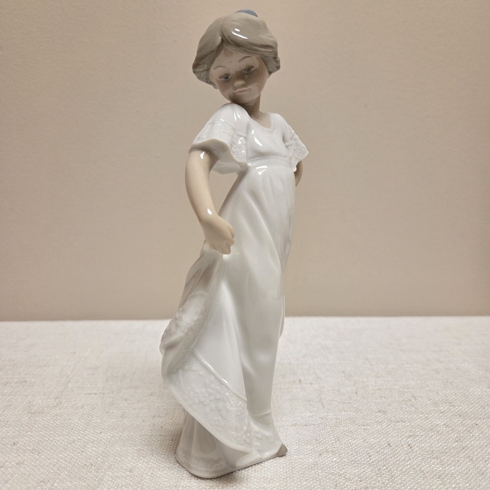 Lladro #1110 Nao "How Pretty"  Figurine Excellent Used Condition No Box - Picture 4 of 5